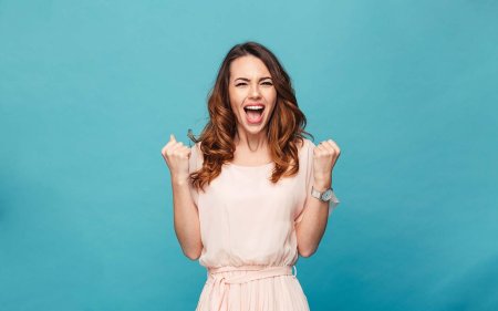 Радостная девушка