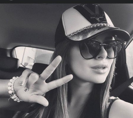 Девушка в кепке