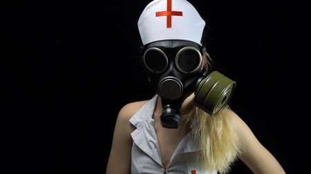 Медсестра в противогазе