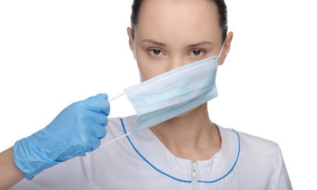 Люди в медицинских масках