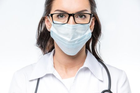 Врач в маске и очках
