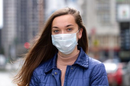 Девушка в медицинской маске