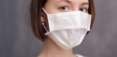 Девушка в маске медицинской