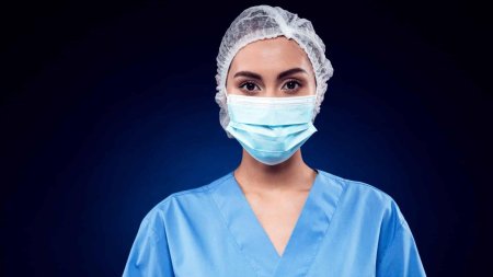 Врач в маске