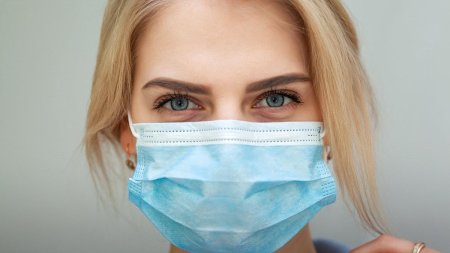 Девушка в защитной маске