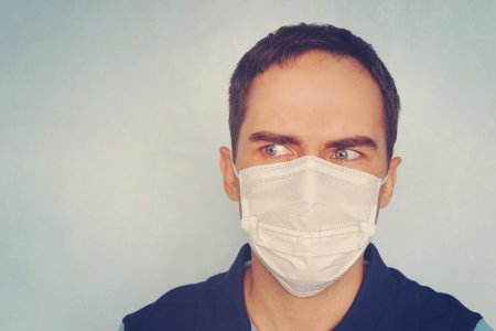 Мужчина в маске медицинской