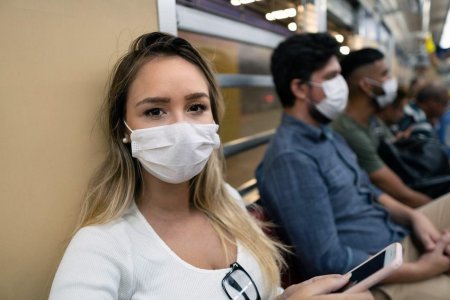 Девушка в медицинской маске