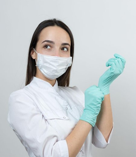 Маски медицинские и перчатки