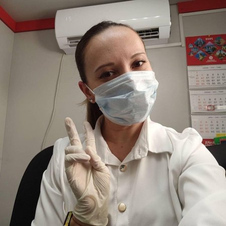 Врач в маске