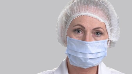 Женщина врач в маске