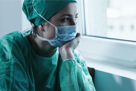 Врач в маске