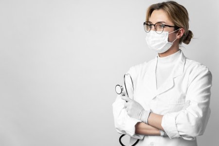 Женщина в маске медицинской
