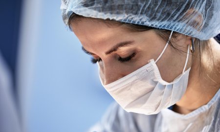 Женщина хирург