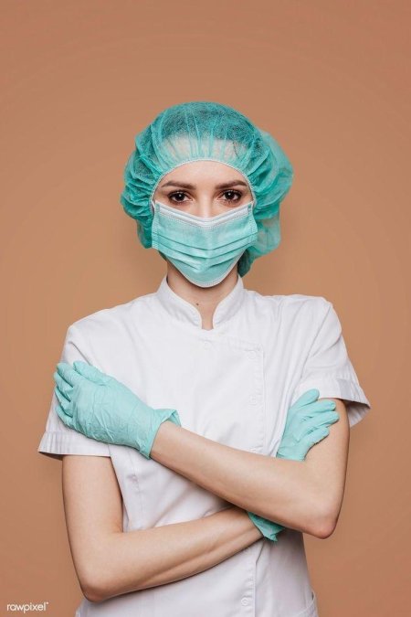 Девушки врачи в масках