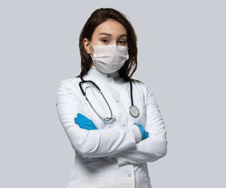 Врач в маске
