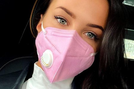Девушка в медицинской маске