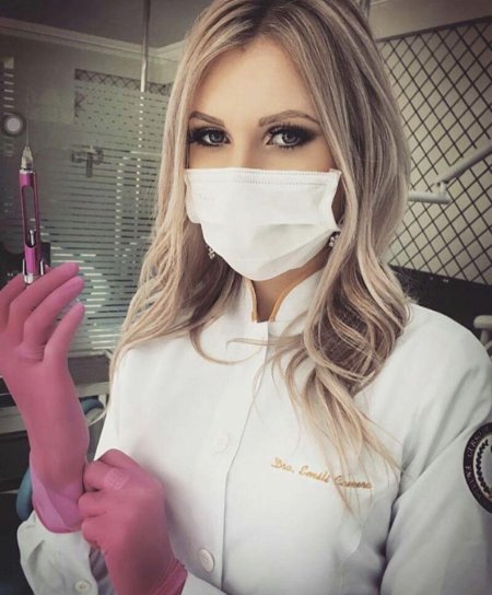 Красивые медсестры в перчатках