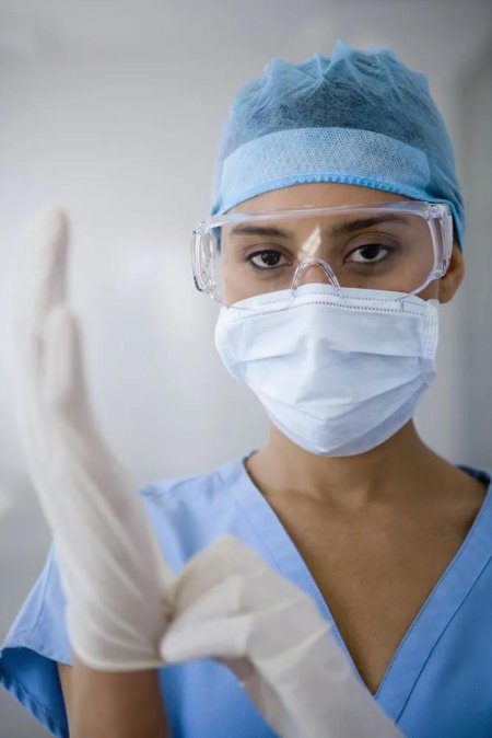 Медсестра в маске и перчатках