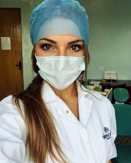 Красивая девушка врач