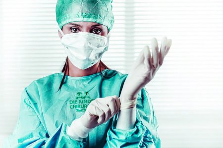 Врач в маске и перчатках