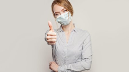 Женщина в маске медицинской