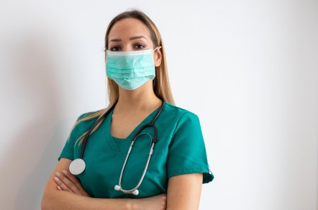 Врач в медицинской маске