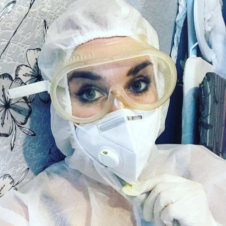 Девушки в масках медици