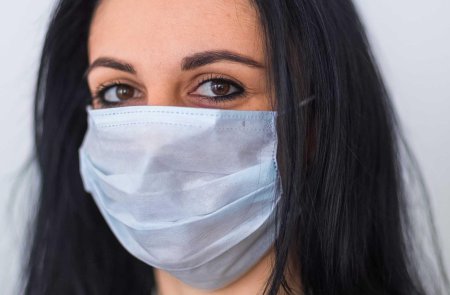 Девушка в медицинской маске
