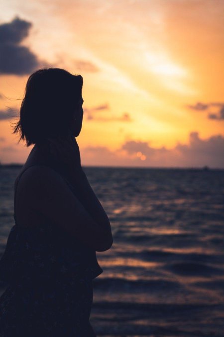 Девушки с короткими волосами со спины