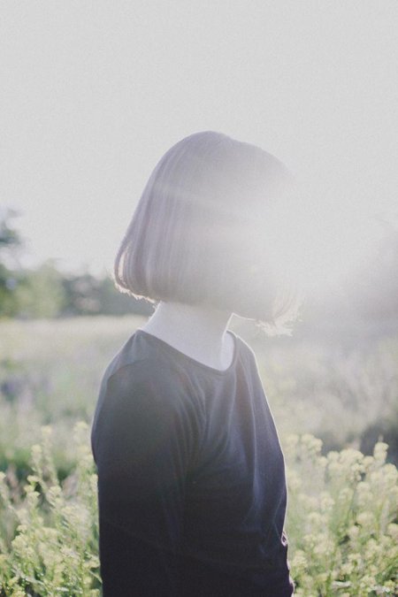 Девушка с короткими волосами со спины