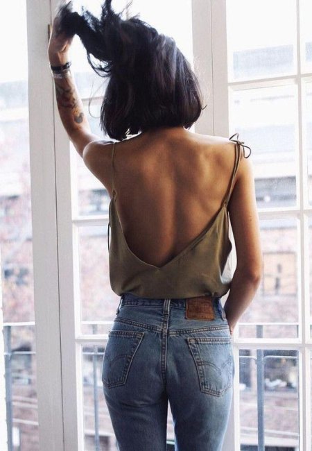 Брюнетка с каре со спины