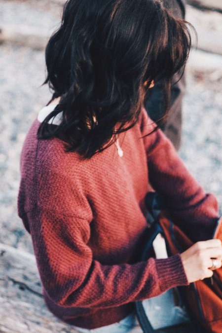 Девушка с темными волосами