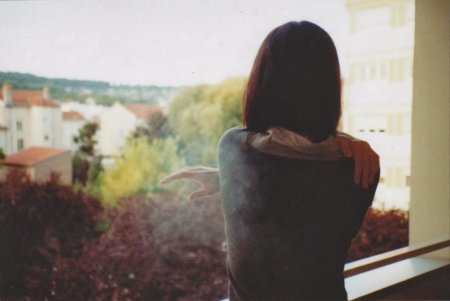 Девушка с каре со спины