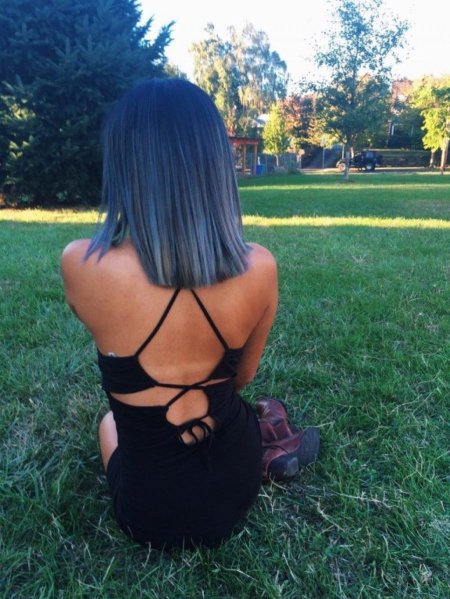 Девушка с каре со спины