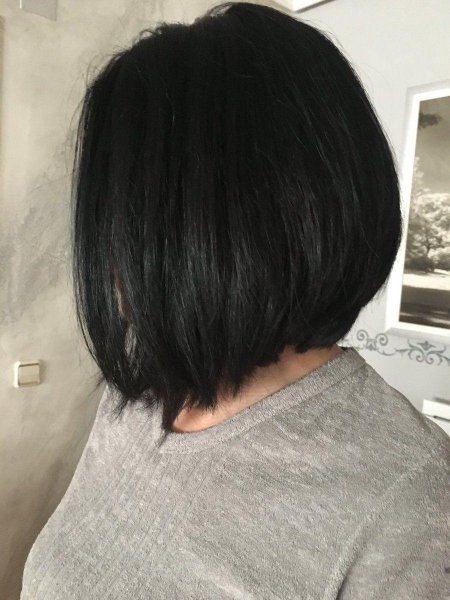 Брюнетка с каре