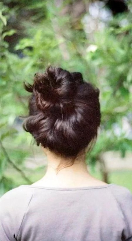 Девушка с пучком