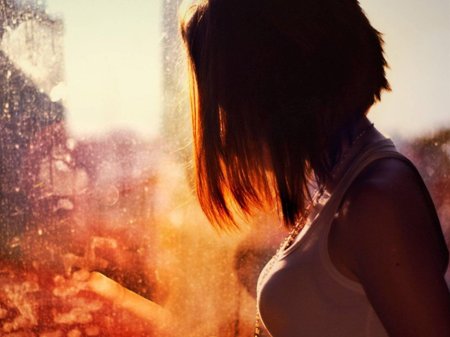 Девушка с каре со спины