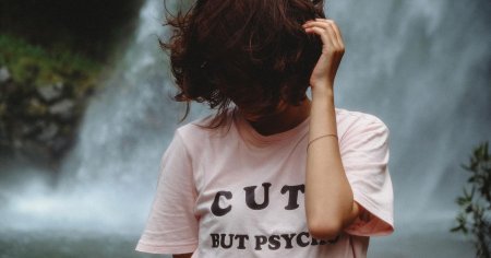 Девушка с короткими волосами со спины