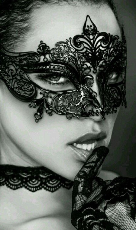 Девушки в масках