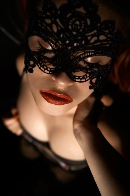 Женщина в маске