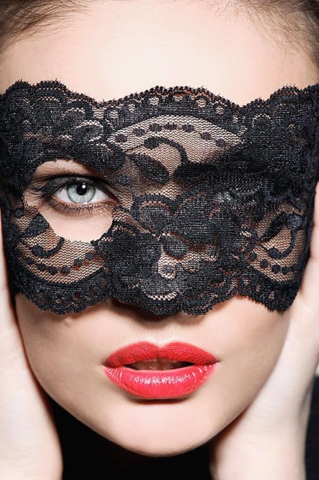 Девушка в кружевной маске