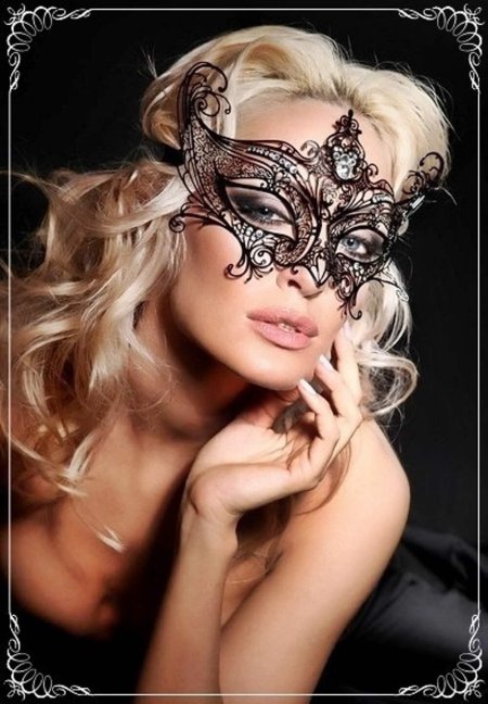 Блондинка в маске
