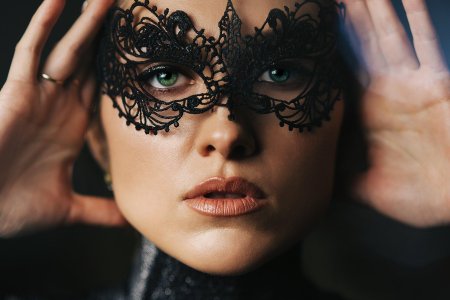 Красивая девушка в маске