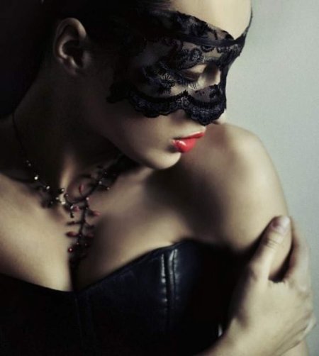 Эротичная девушка в маске