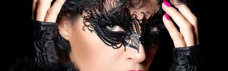 Девушка в карнавальной маске