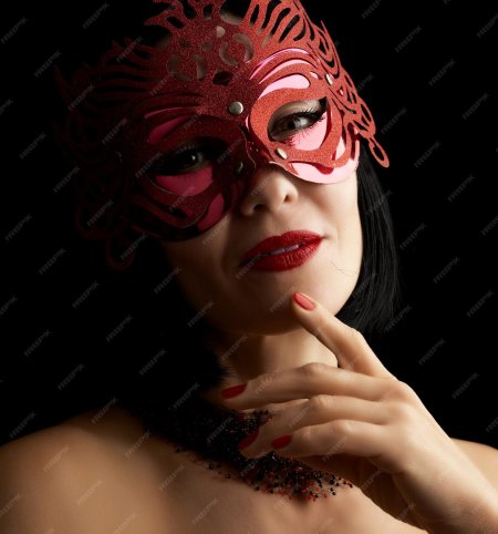 Девушка в карнавальной маске