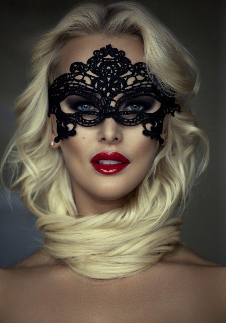 Девушка в маске