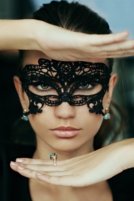 Девушка в маске