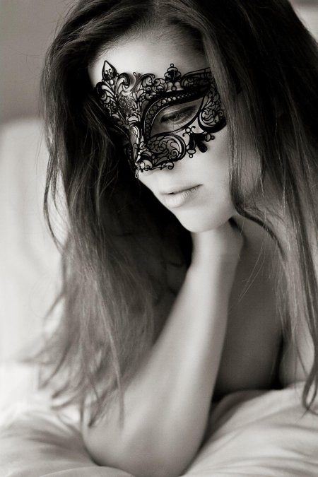 Красивая девушка в маске