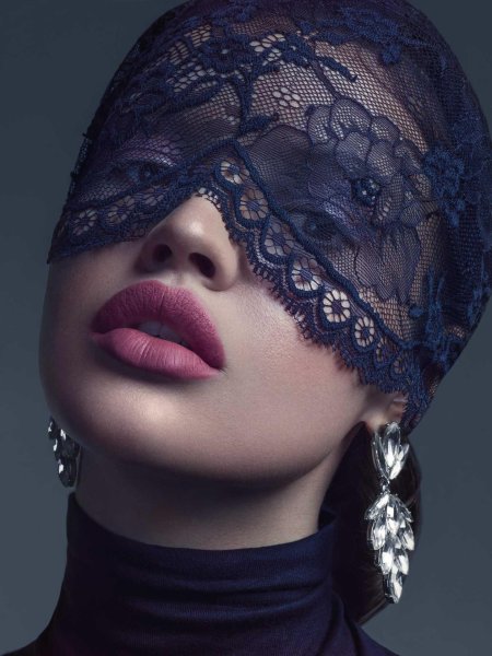 Девушки в кружевной маске